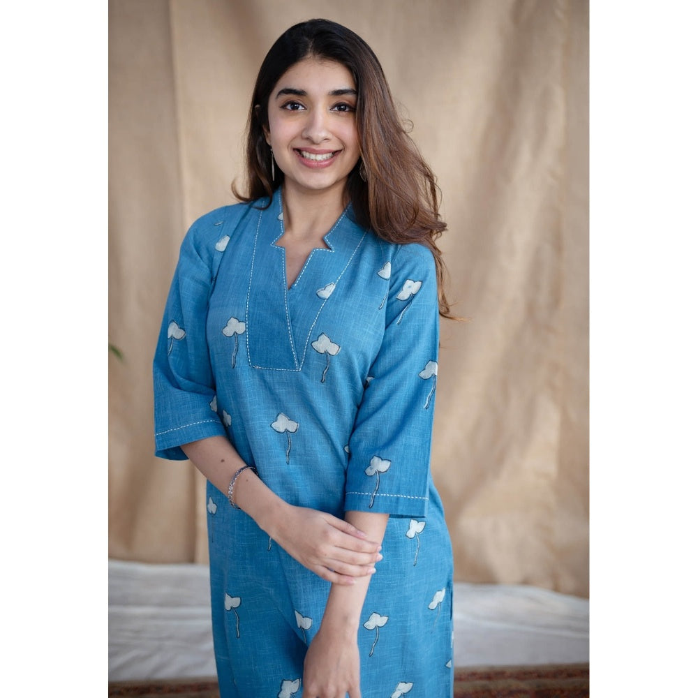 The Indian Ethnic Co. Blue Straight Dabu Slub Cotton Kurta Printed V Neck With Embroidered