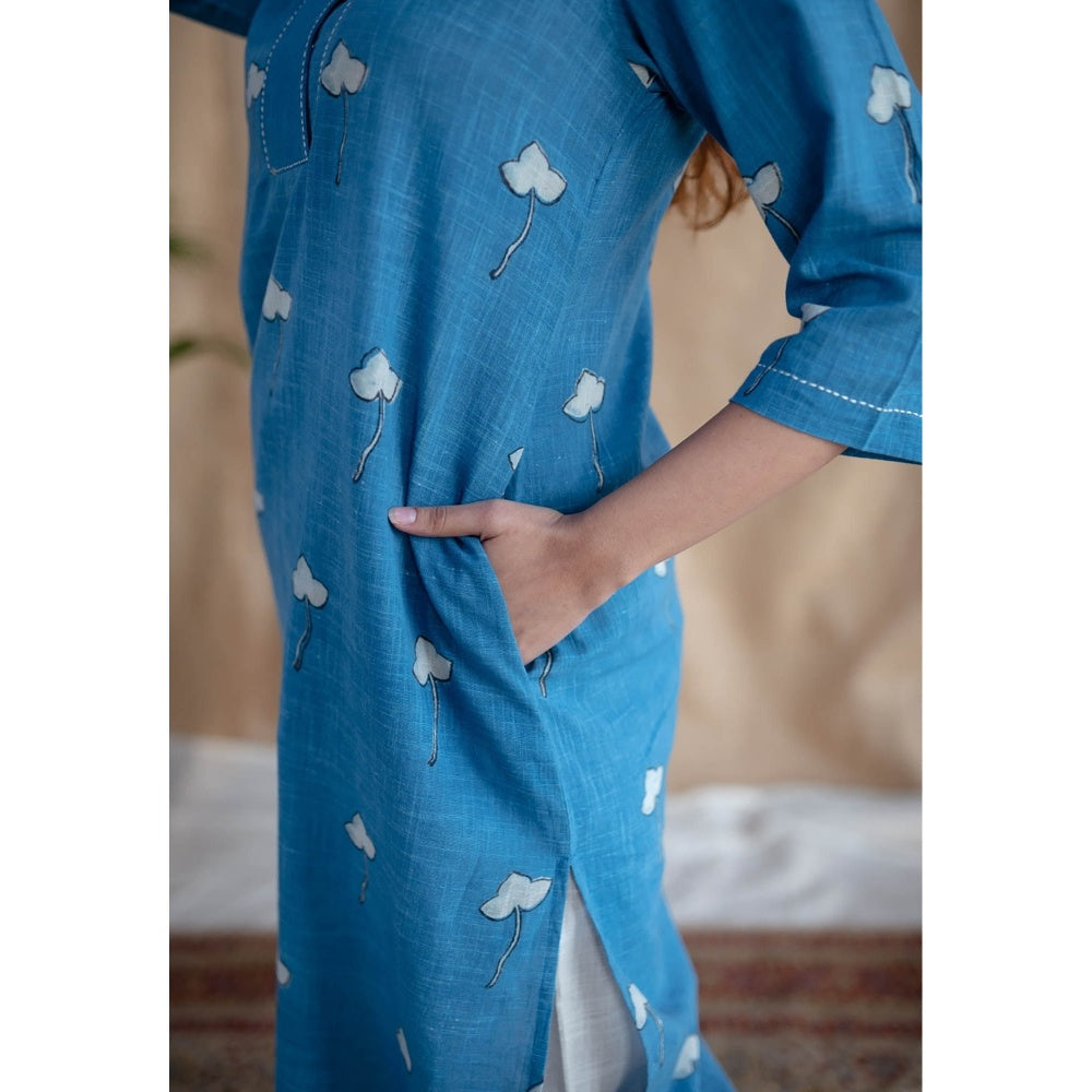 The Indian Ethnic Co. Blue Straight Dabu Slub Cotton Kurta Printed V Neck With Embroidered