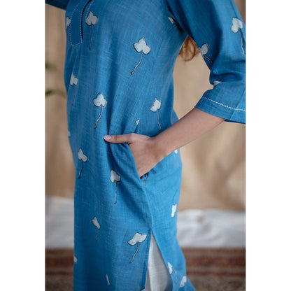 The Indian Ethnic Co. Blue Straight Dabu Slub Cotton Kurta Printed V Neck With Embroidered