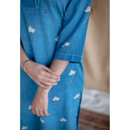 The Indian Ethnic Co. Blue Straight Dabu Slub Cotton Kurta Printed V Neck With Embroidered