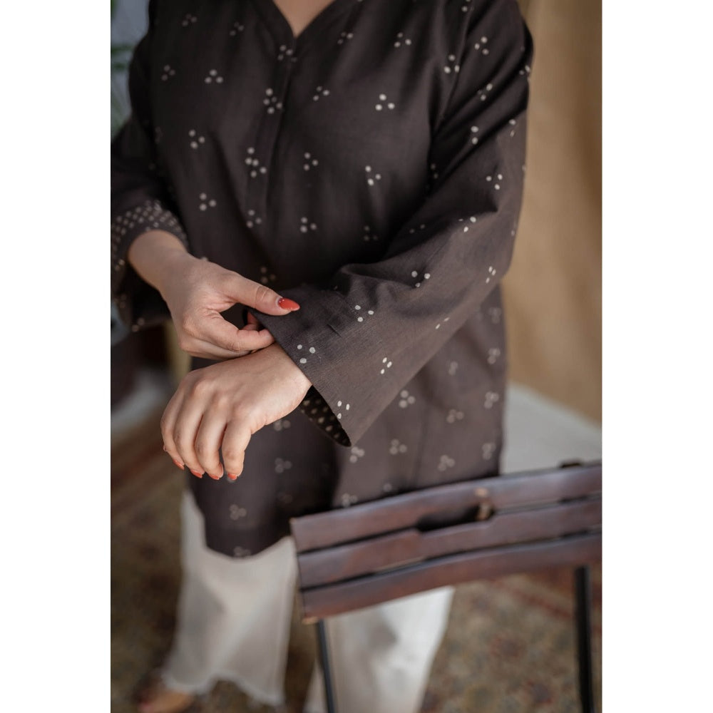 The Indian Ethnic Co. Brown Straight Dabu Slub Cotton Short Kurti Printed Kurti