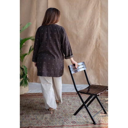 The Indian Ethnic Co. Brown Straight Dabu Slub Cotton Short Kurti Printed Kurti