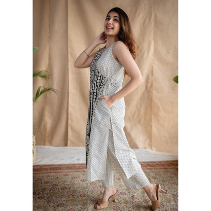 The Indian Ethnic Co. White Straight Fakira Printed Mul Cotton Pant