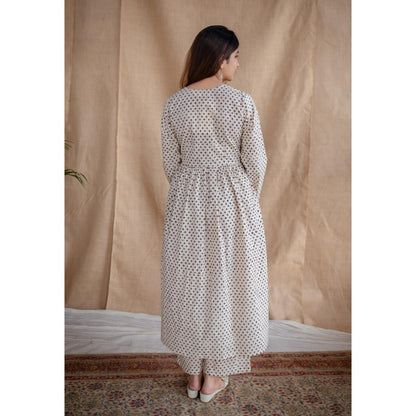 The Indian Ethnic Co. Off White A-Line Fakira Printed Mul Kurta With V Neck And Full Sleeves