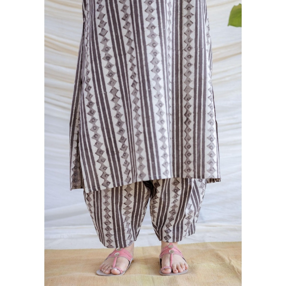 The Indian Ethnic Co. Grey Straight Batik Printed Cotton Kurta With V Neck And Sleeveless