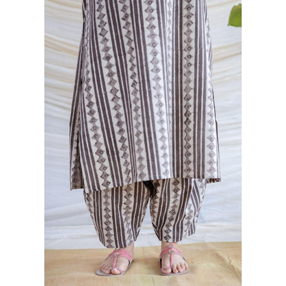 The Indian Ethnic Co. Grey Straight Batik Printed Cotton Kurta With V Neck And Sleeveless