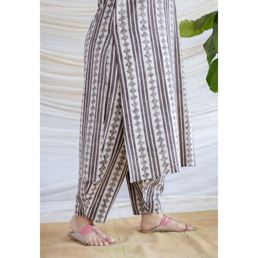 The Indian Ethnic Co. Grey Straight Batik Printed Cotton Kurta With V Neck And Sleeveless