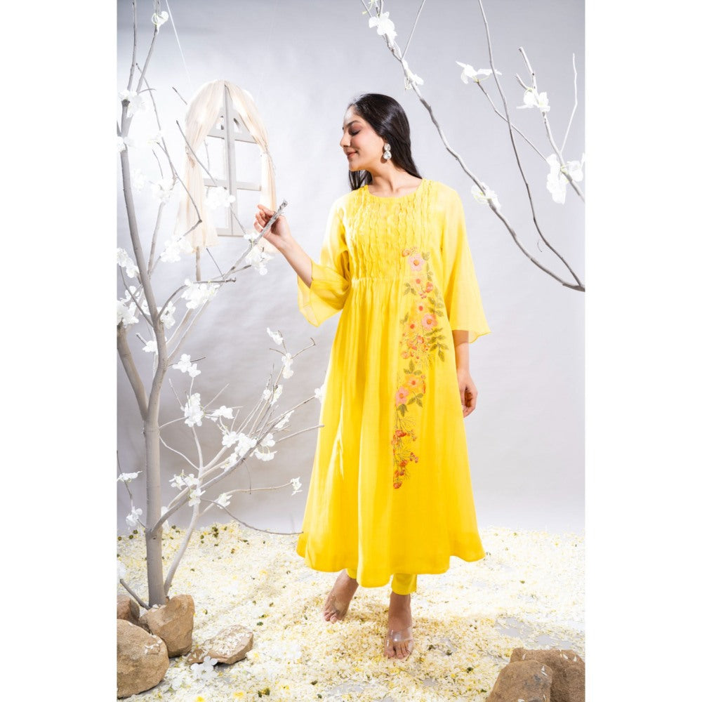 The White Tree Studio Zoya Floral Applique & Cross Smock Kurta with Pant & Inner (Set of 3)