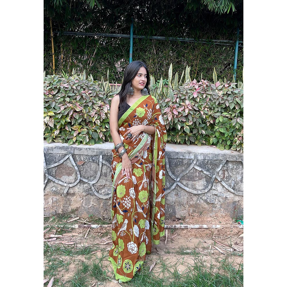 Thee Modern Roots Floral and Fauna Printed Crepe Saree with Unstitched Blouse