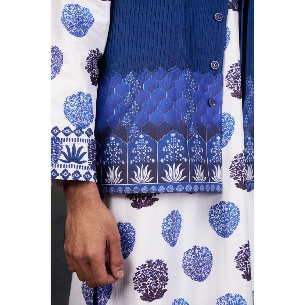 THETAA Men Blue Embroidered Kurta with Pyjama and Jacket