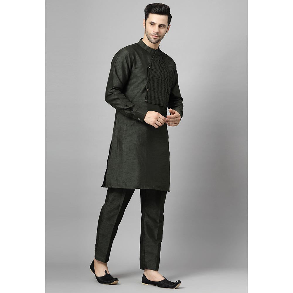 UTSAV FASHION Mandarin Collar Pleated Straight Kurta With Pant