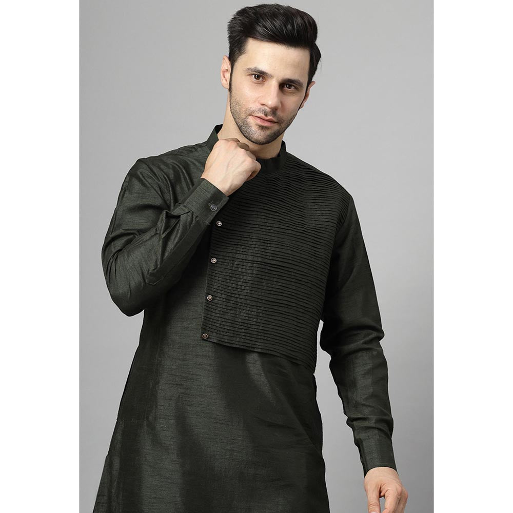 UTSAV FASHION Mandarin Collar Pleated Straight Kurta With Pant