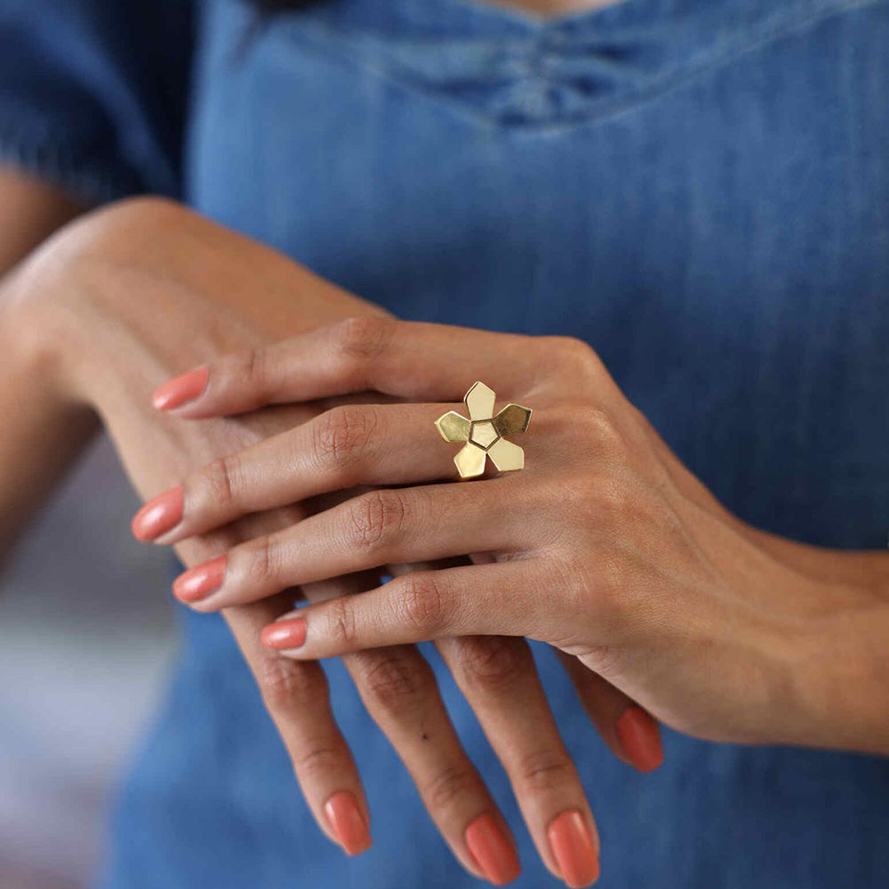 VARNIKA ARORA Adler Ring