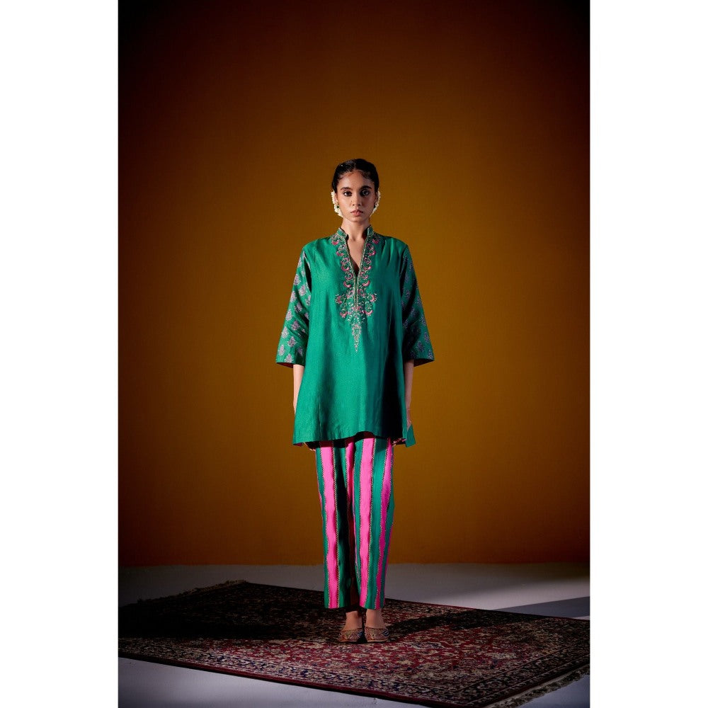 Vashisht Guru Dutt Green Block Printed Embroidered Short Kurta with Pant (Set of 2)