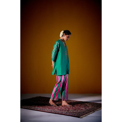 Vashisht Guru Dutt Green Block Printed Embroidered Short Kurta with Pant (Set of 2)