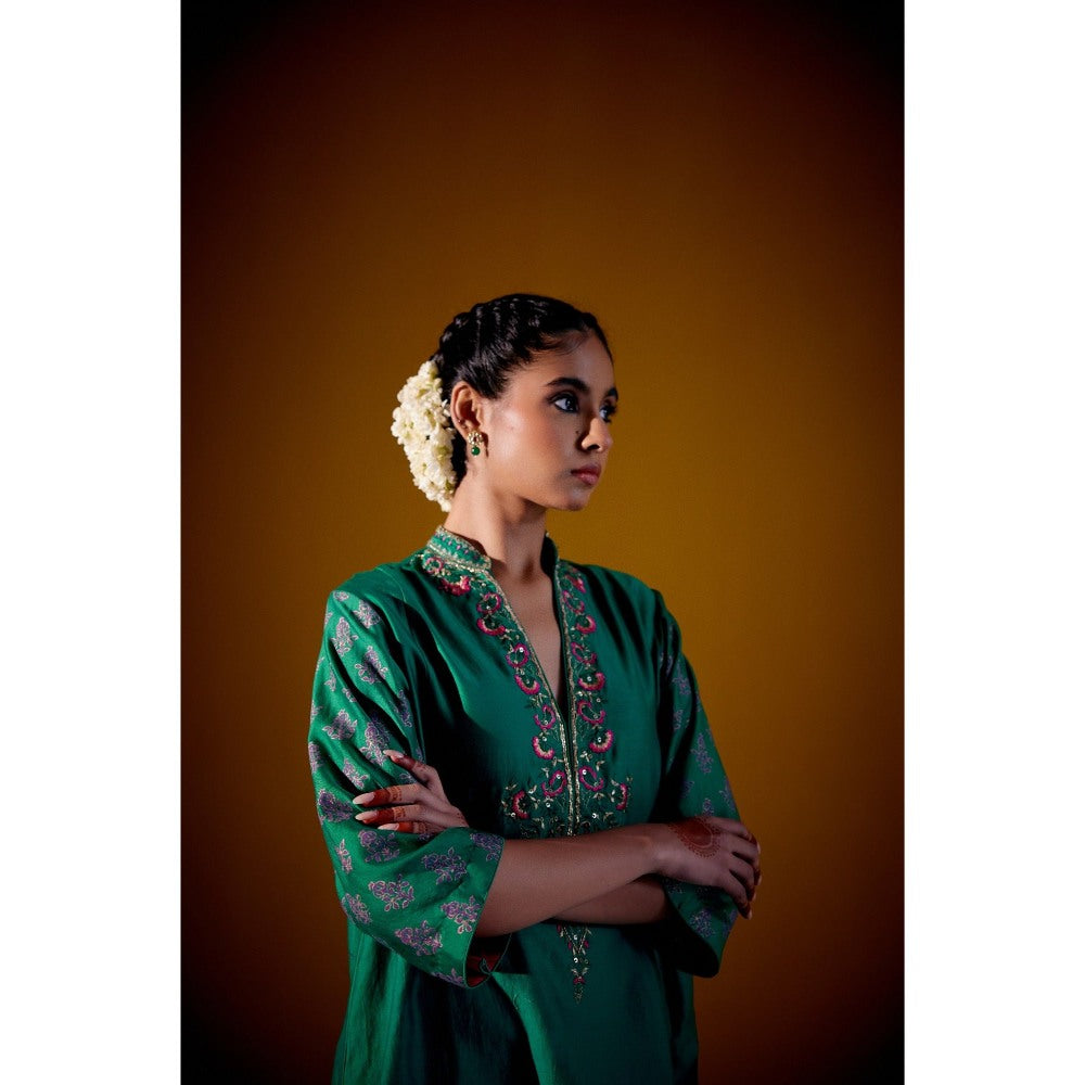 Vashisht Guru Dutt Green Block Printed Embroidered Short Kurta with Pant (Set of 2)