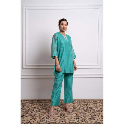 Vinusto Turquoise Chanderi Handloom Embroidered Kurta and Pant (Set of 2)