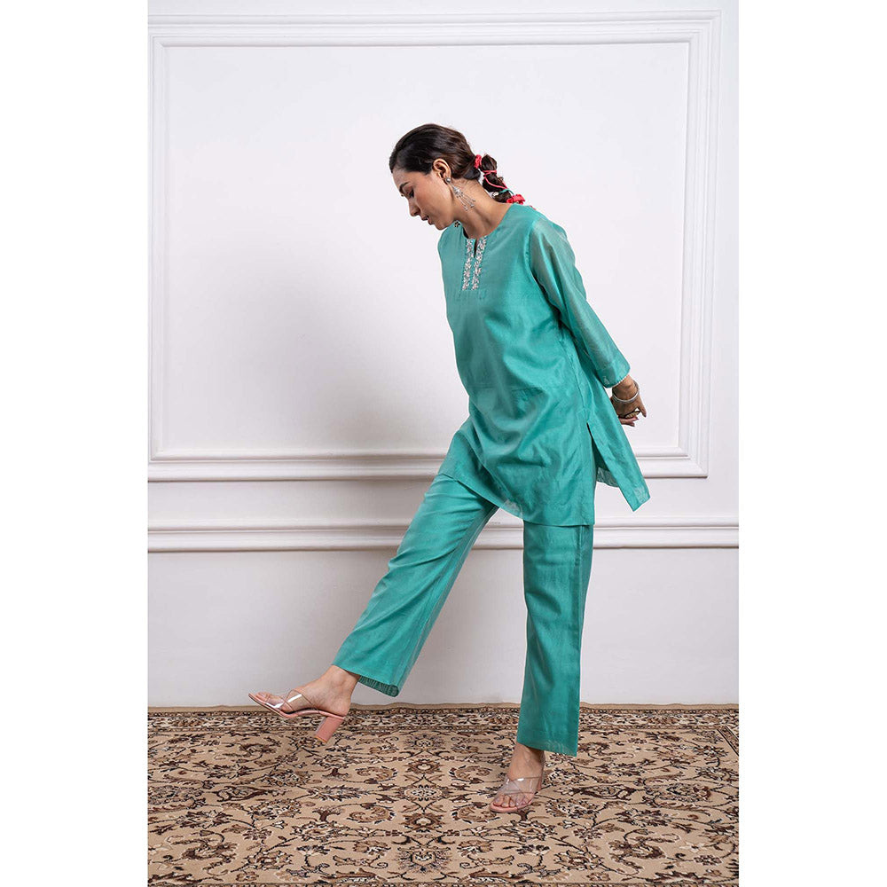 Vinusto Turquoise Chanderi Handloom Embroidered Kurta and Pant (Set of 2)