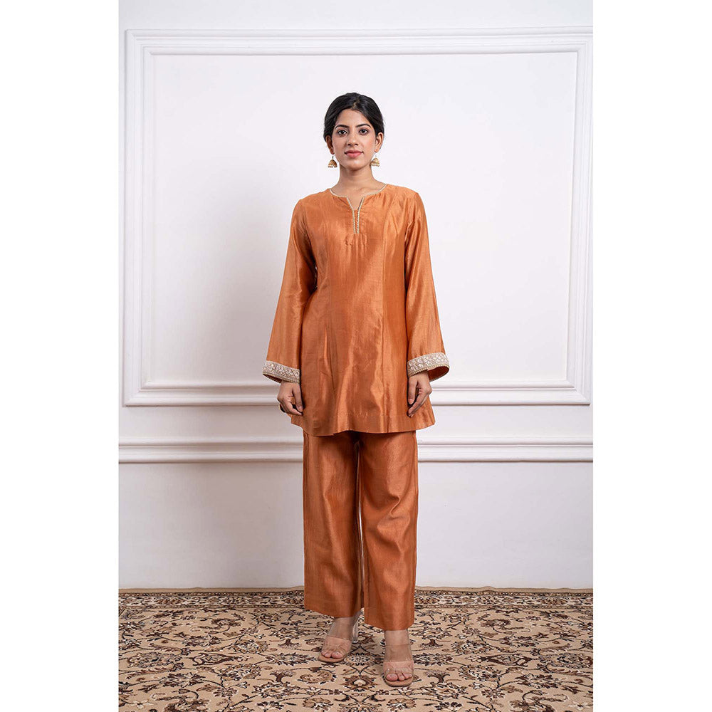 Vinusto Chanderi Handloom Embroidered Kurti and Pant (Set of 2)