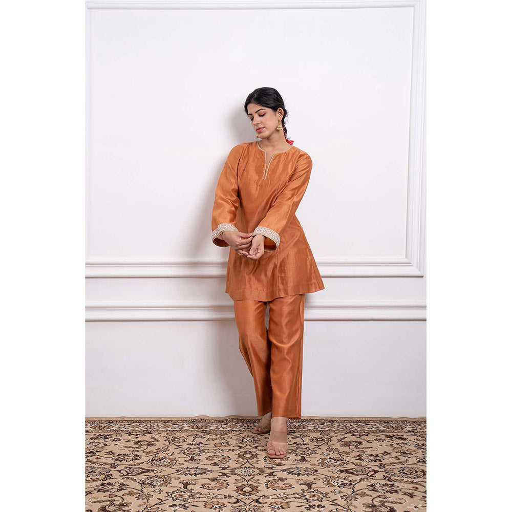 Vinusto Chanderi Handloom Embroidered Kurti and Pant (Set of 2)