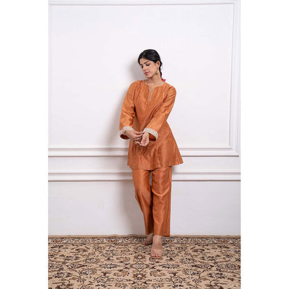 Vinusto Chanderi Handloom Embroidered Kurti and Pant (Set of 2)