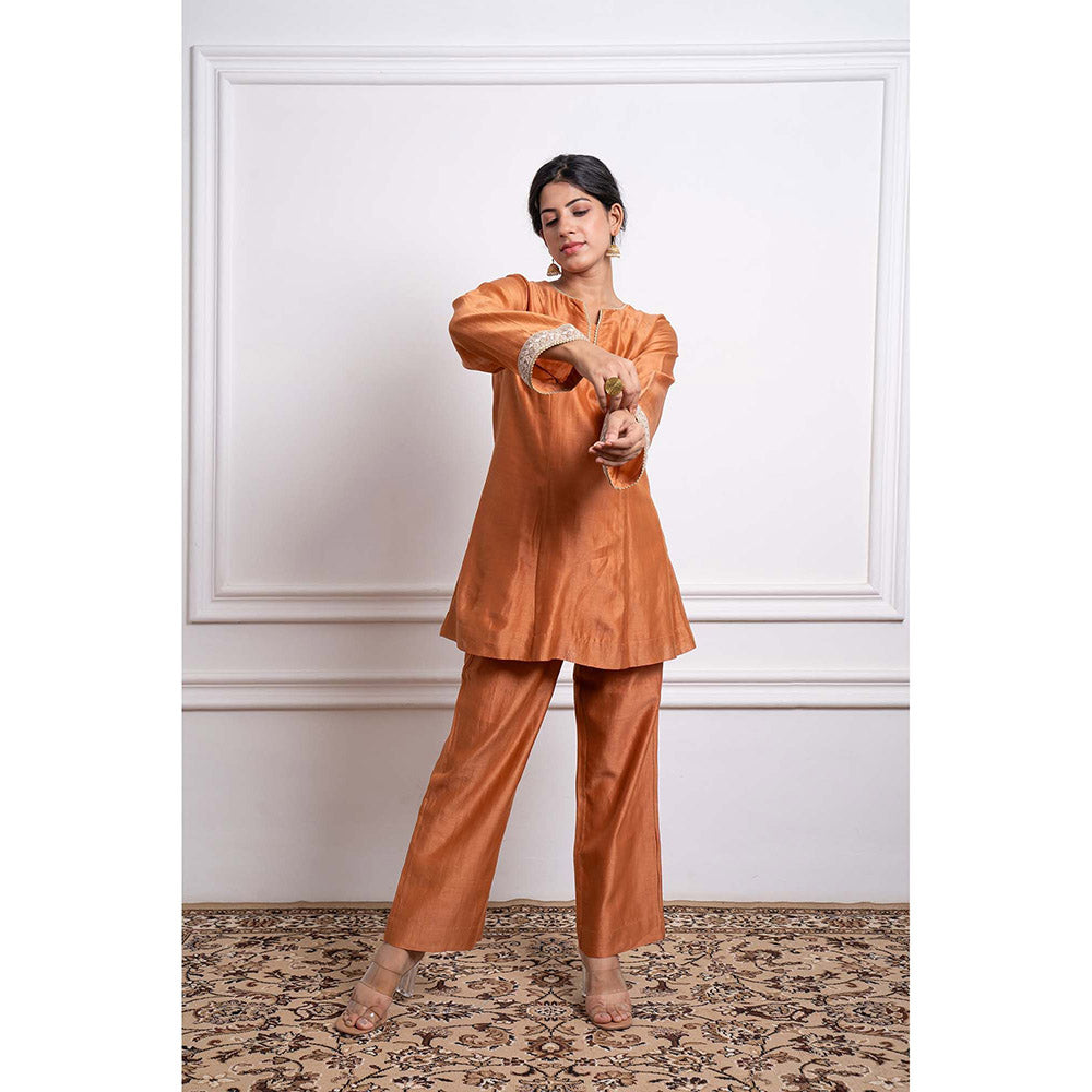 Vinusto Chanderi Handloom Embroidered Kurti and Pant (Set of 2)