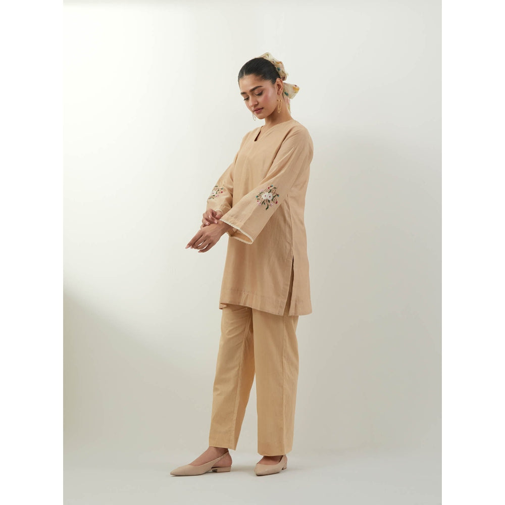 Vinusto Beige Embroidered Chanderi Kurti with Pant