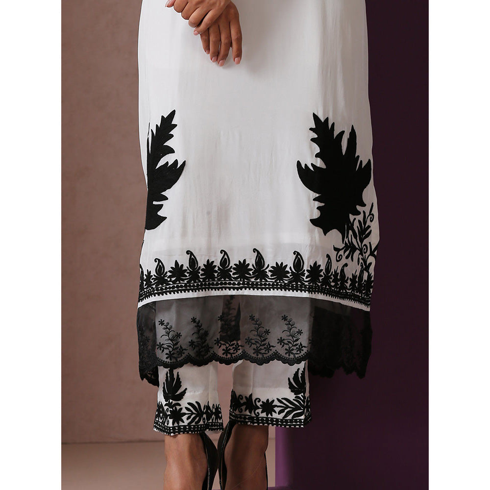 WAZIR C White Crepe Kurta with Dupatta And Straight Fit Pants (Set of 3)