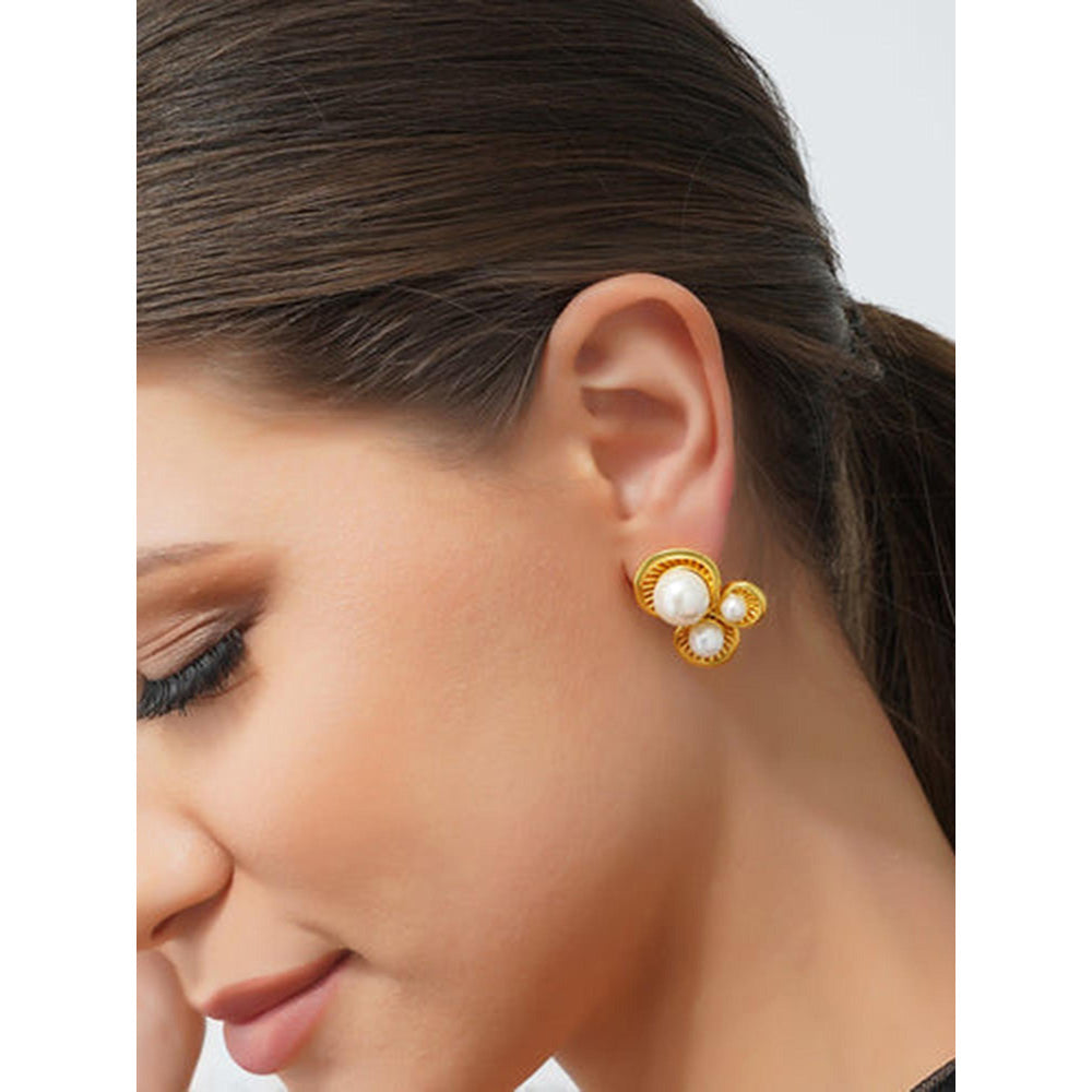 ZARIIN Power Pearl Stud Earrings