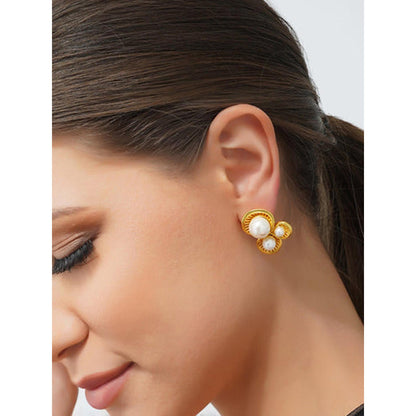 ZARIIN Power Pearl Stud Earrings