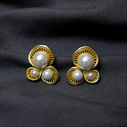 ZARIIN Power Pearl Stud Earrings