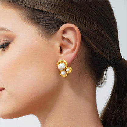 ZARIIN Power Pearl Stud Earrings
