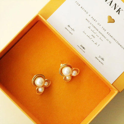 ZARIIN Power Pearl Stud Earrings