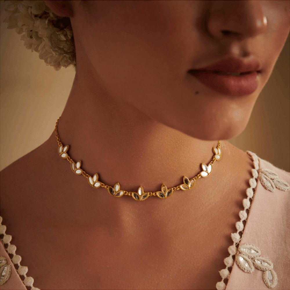 ZARIIN Divine Nectar Set Of Choker Necklace And Stud Earrings