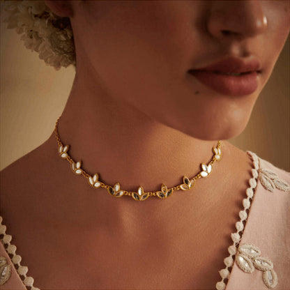 ZARIIN Divine Nectar Set Of Choker Necklace And Stud Earrings