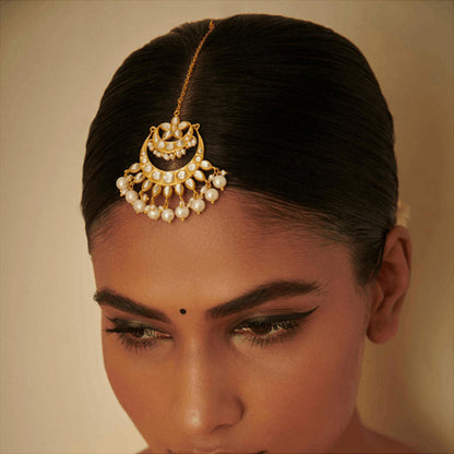 ZARIIN Chaand Ka Tukda Maang Teeka With Mirror Polki And Pearls