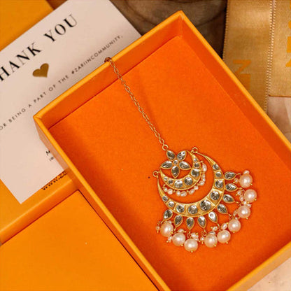 ZARIIN Chaand Ka Tukda Maang Teeka With Mirror Polki And Pearls