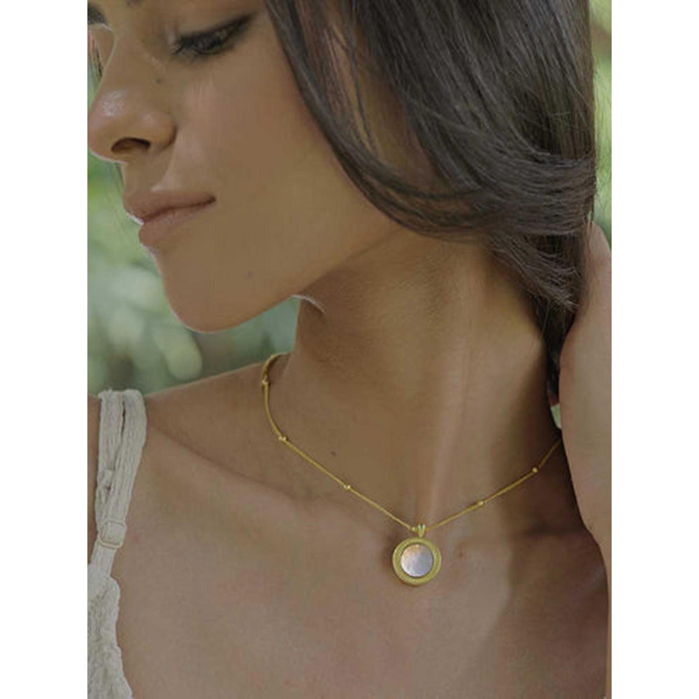 ZARIIN Healing Touch Pendant Necklace With Mother Of Pearl - Creation