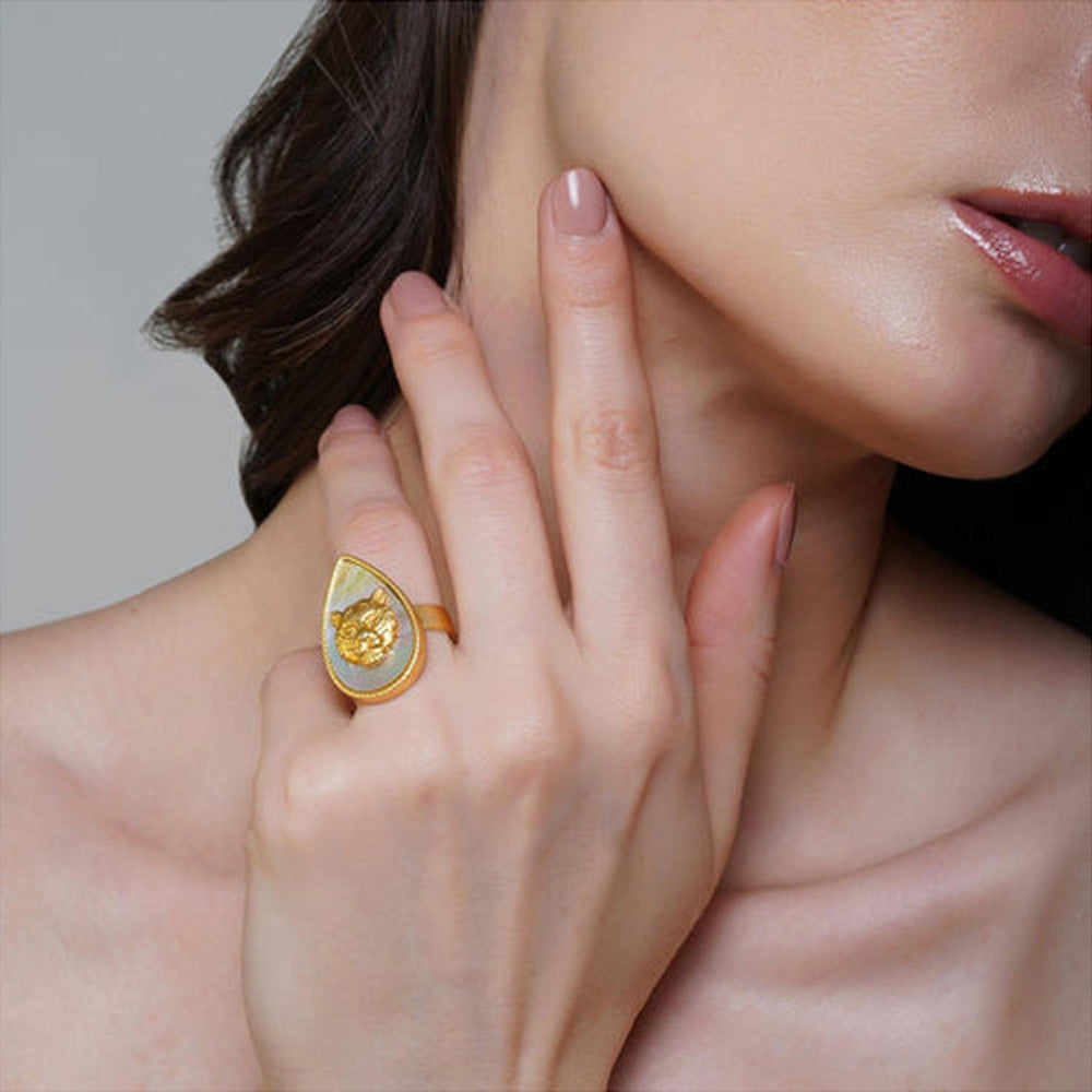 ZARIIN Tigris Charm - Tiger Ring With Mother Of Pearl