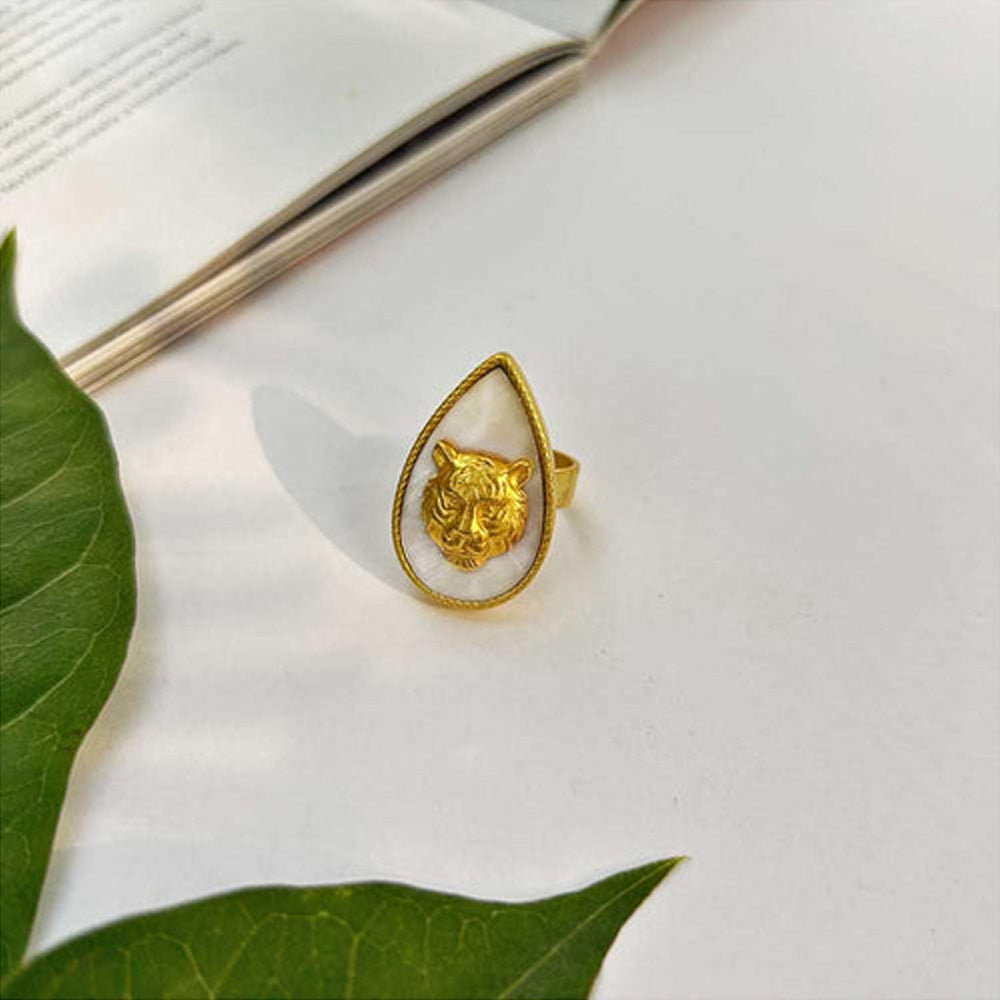 ZARIIN Tigris Charm - Tiger Ring With Mother Of Pearl