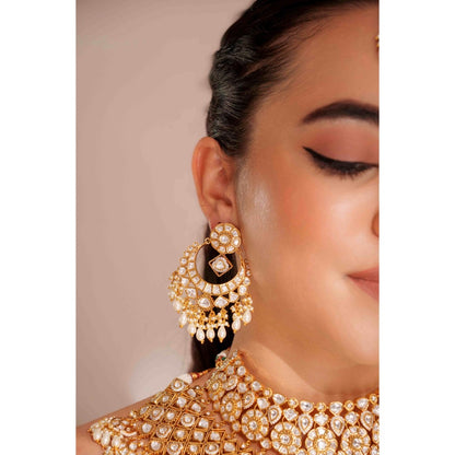 Zevar By Geeta White Udita Kundan Necklace with Pair Of Earrings and Maang Tikka