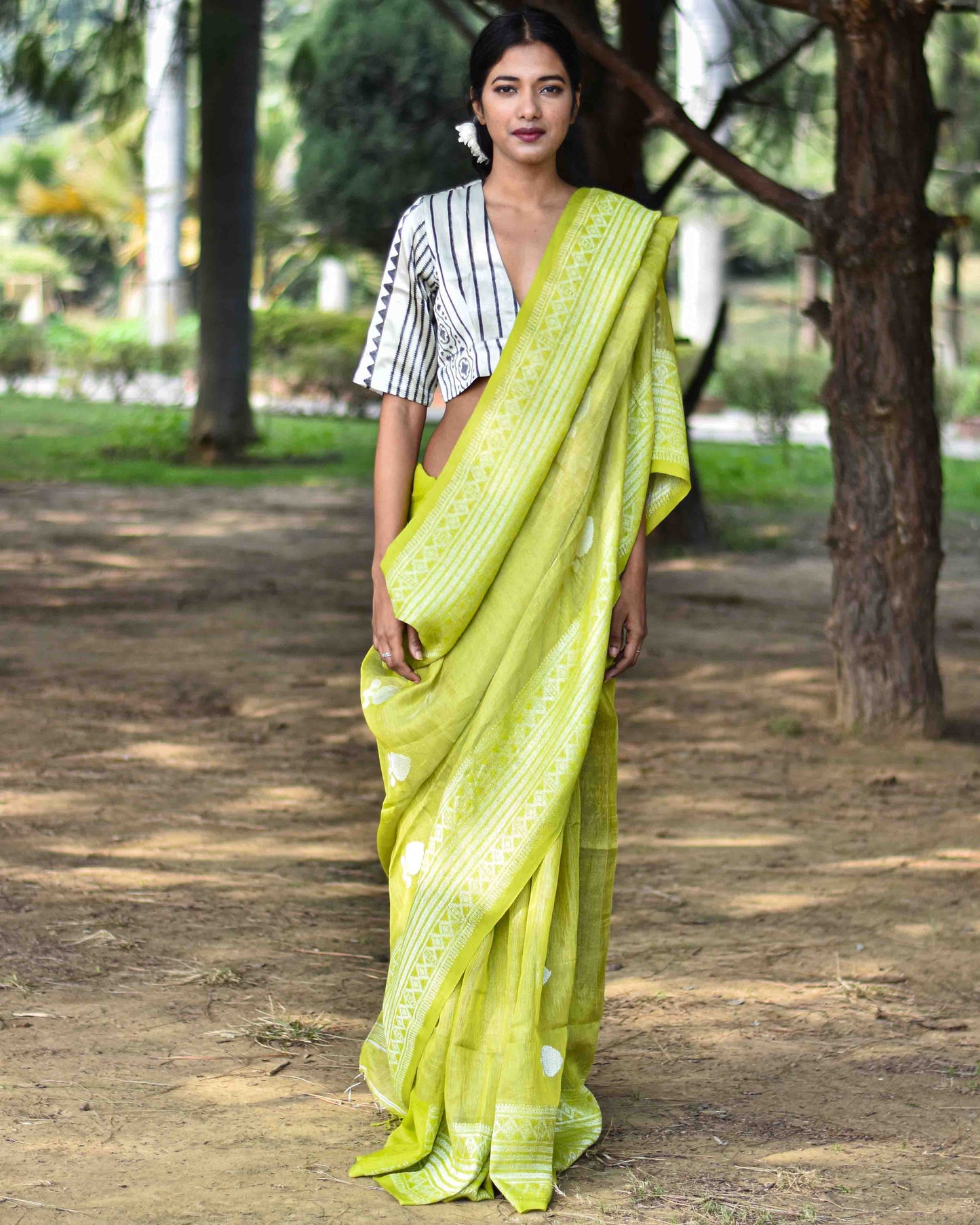 Chidiyaa Vivid Lime Green Handwoven Linen Jandhani Saree with Unstitched Blouse - Soh