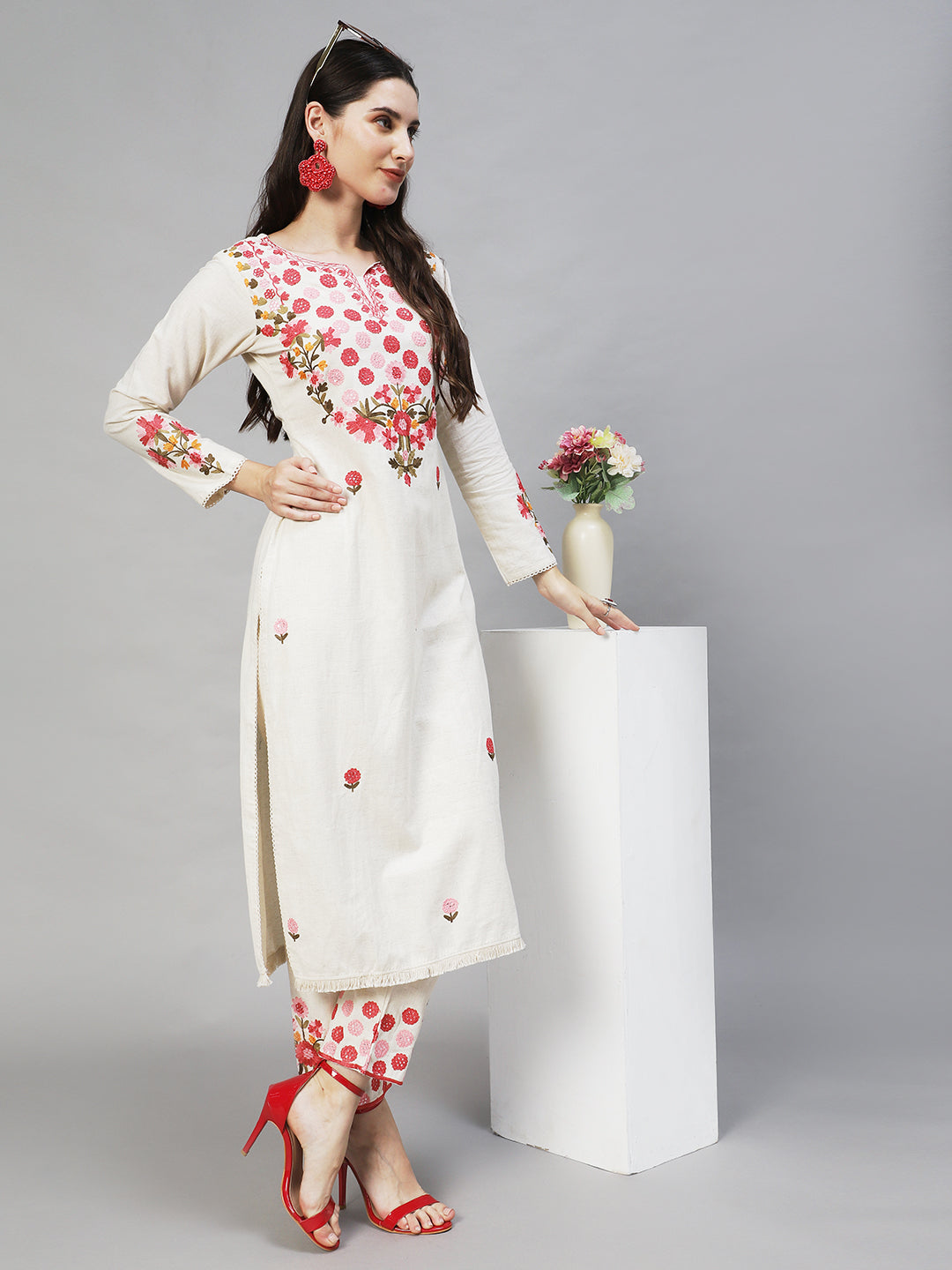 Floral Embroidered Straight Fit Kurta With Pant Off White