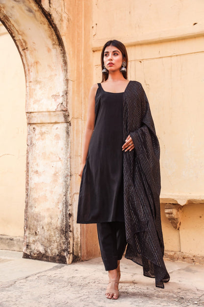 Noori Black Straight Set