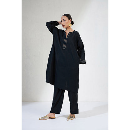 Aavidi By Dimple Naz Black Embroidered Co-ord (Set of 2)