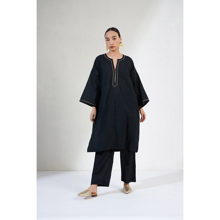 Aavidi By Dimple Naz Black Embroidered Co-ord (Set of 2)