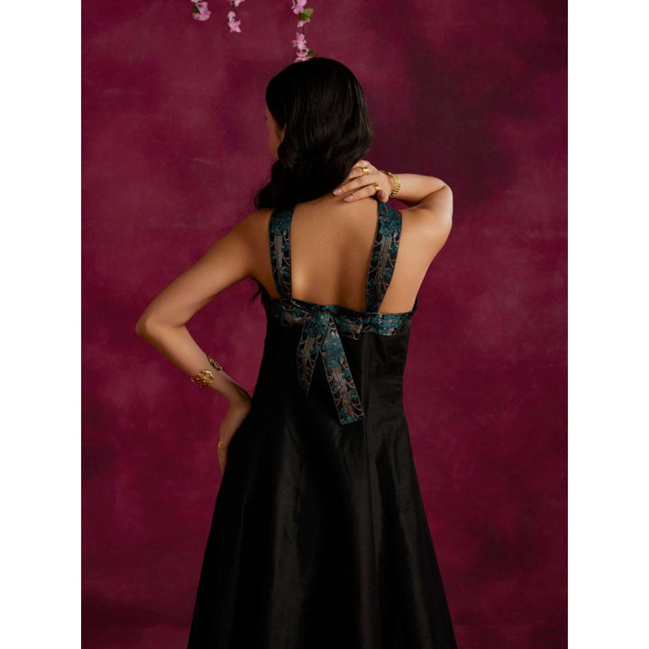 Abhishti Back Tie Up Panelled Maxi Dress Black