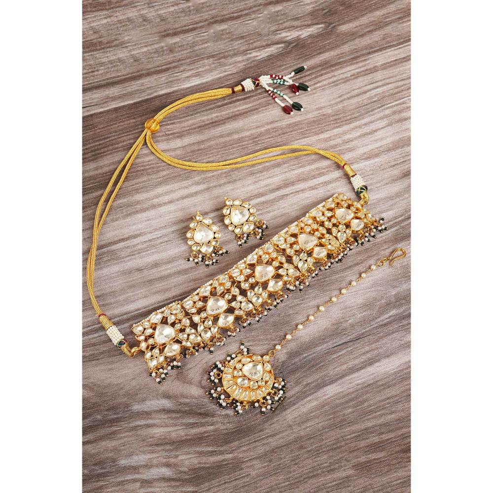 Auraa Trends Kundan Bridal Choker Necklace Set with Mangtika