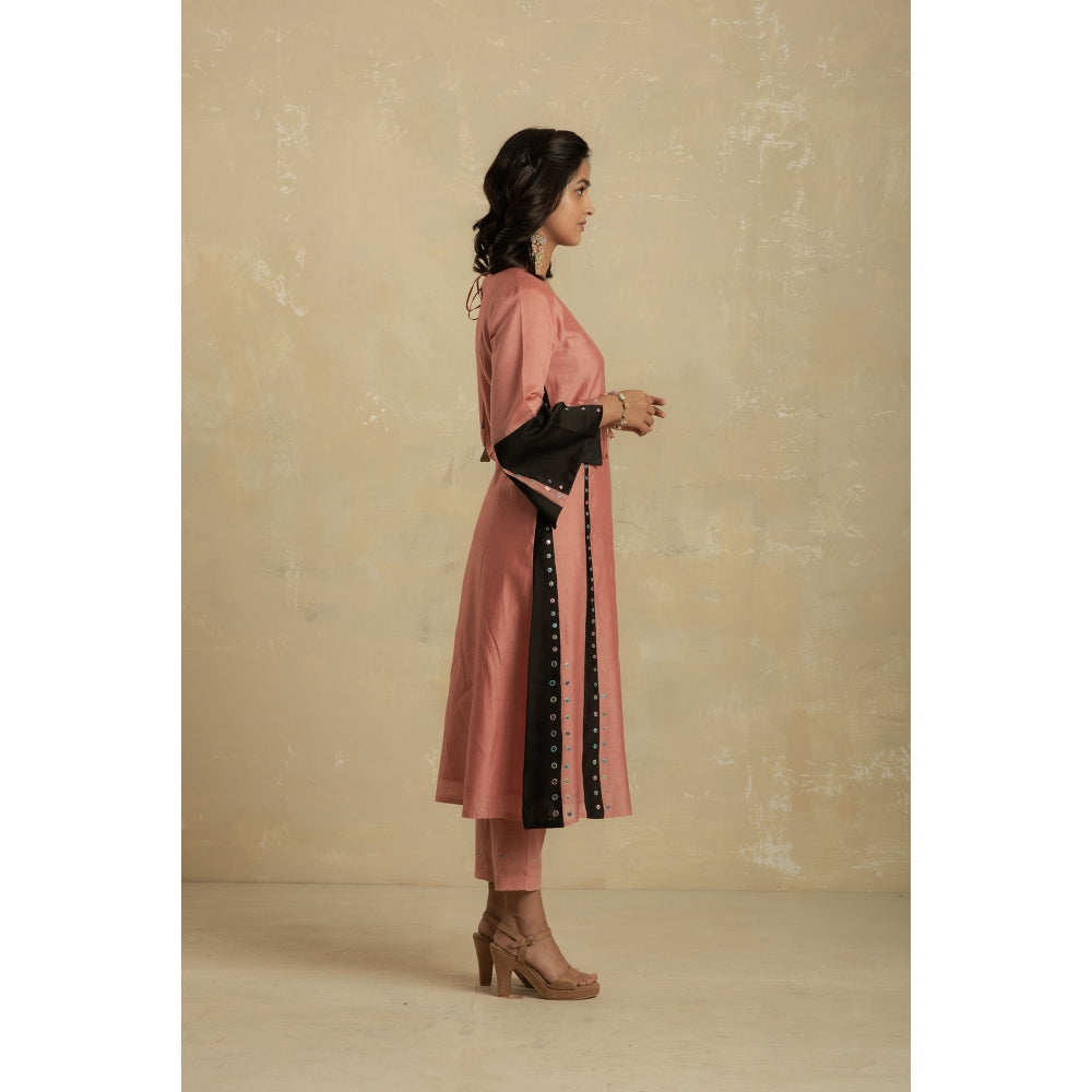 Charkhee Dusky Pink Panelled Kurta With Pant & Organza Dupatta - (Set of 3)