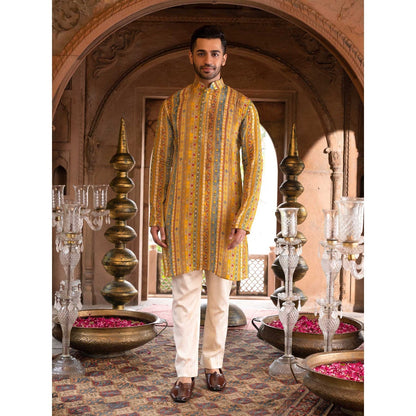 Chhavvi Aggarwal Men Yellow Printed Kurta (Set of 2)